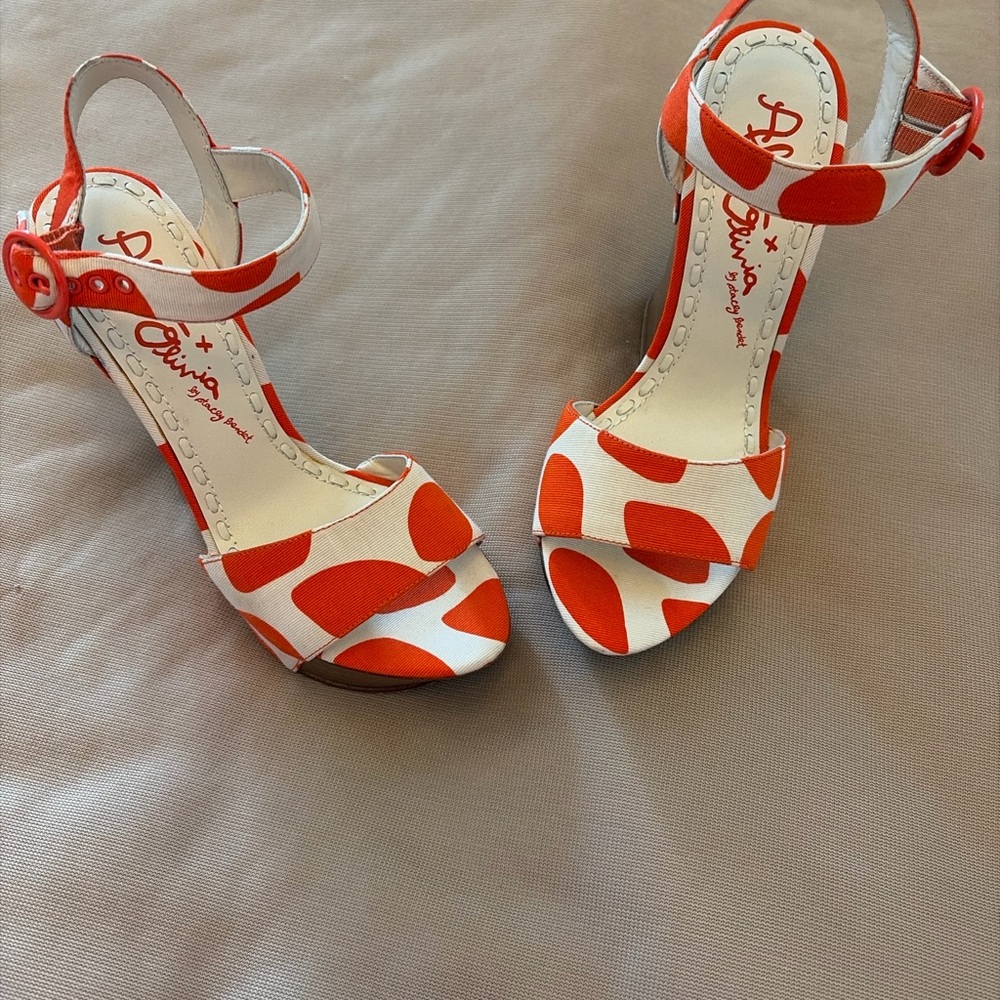 Alice + Olivia Shoes Orange and White Patterned Wedge Sandals size 38 mm